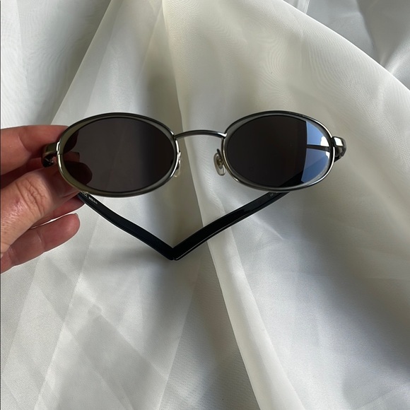 Gucci Oval Black Sunglasses - Picture 8 of 11